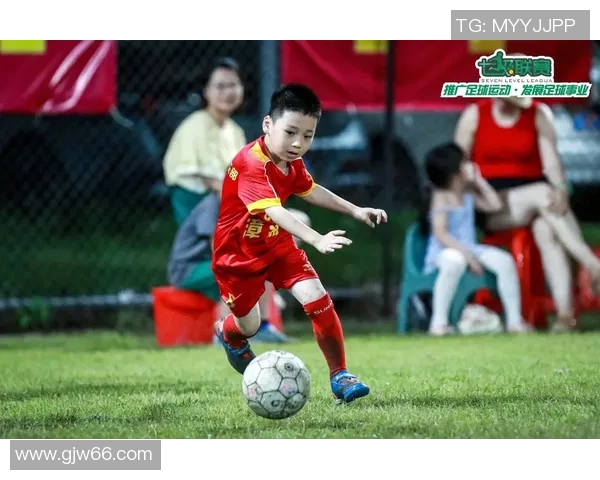 向同事分享足球明星的精彩瞬间与职业生涯成就分析